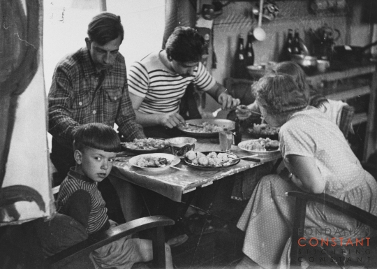 Victor, Constant, Appel, a friend and her daughter at the dinner table, 1949, Unknown