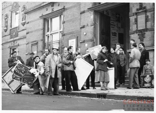 Cobra artists arrive with their work for the Cobra expositie at the museum, 1949