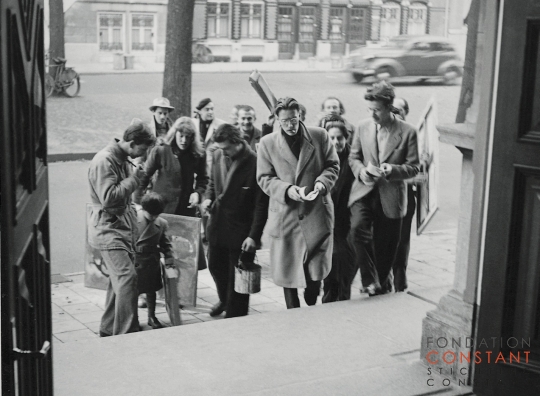 Cobra expositie in Amsterdam with Constant Nieuwenhuys and the other artists, 1949