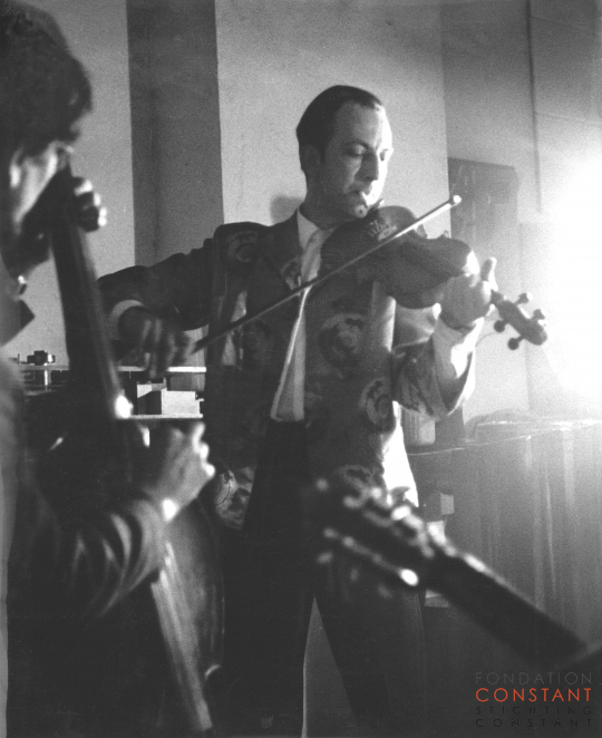 Constant Nieuwenhuys playing violin, 1960