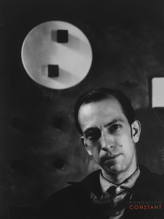 Constant Nieuwenhuys-Constant in front of Ambiance de Jeu, ca 1959