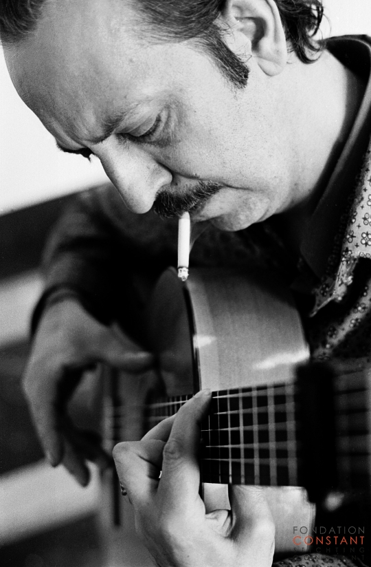 Constant Nieuwenhuys playing the guitar, 1961   