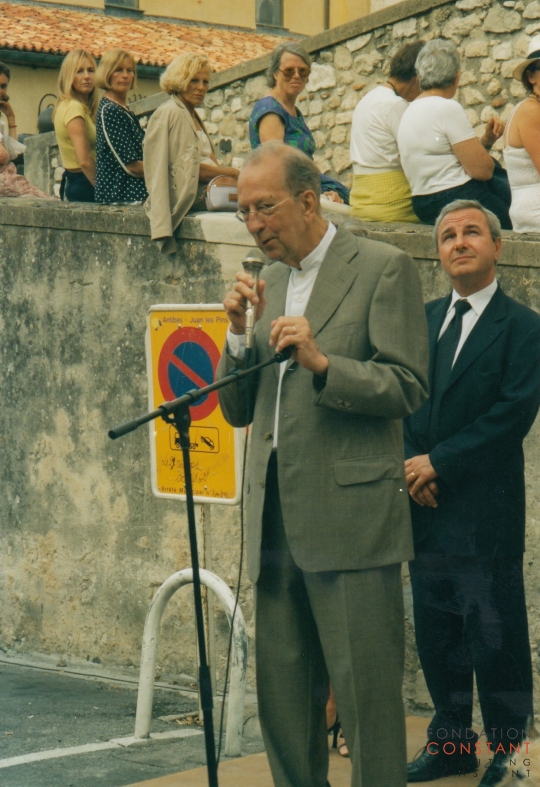 Constant speeching at Rétrospective exhibition opening 
