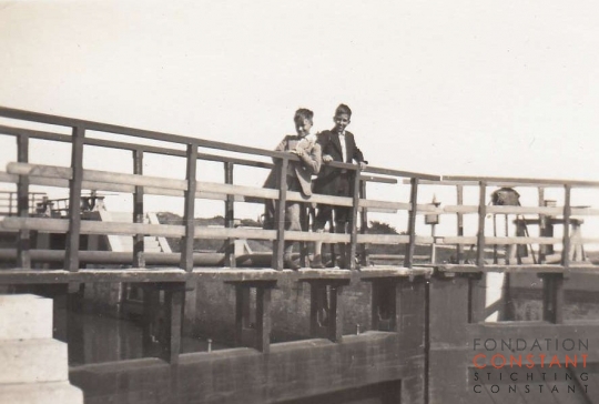 Jan and Constant Nieuwenhuys on a sluice