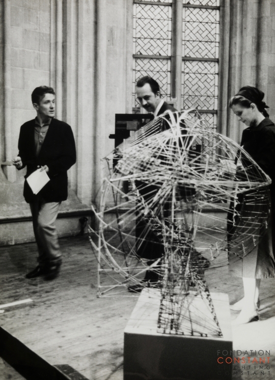 Nic Tummers Constant en Nel op tentoonstelling in Maastricht, op de voorgrond Ruimtecircus, 1965