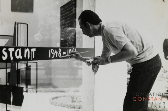 Constant Nieuwenhuys-Constant paints the door of the Dutch pavilion, 1966