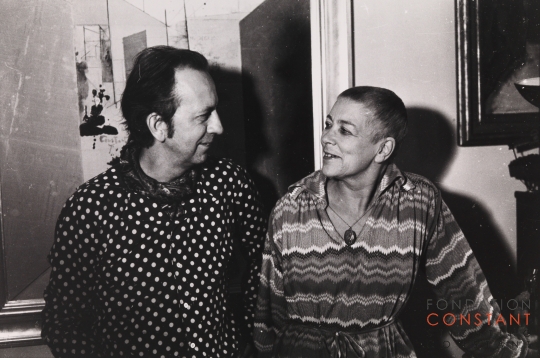 Constant and Fanny in front of painting Japans Theehuis, ca 1977