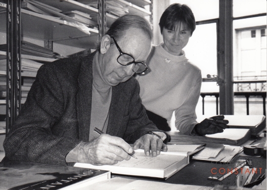 Constant signs his book Les trois espace, 1992