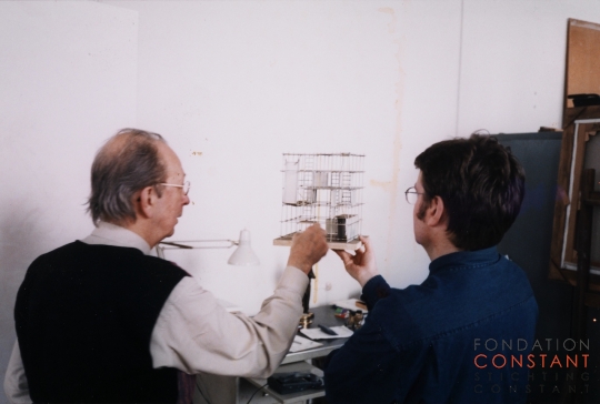 Constant Nieuwenhuys-Constant and Mark Wigley looking at the model ESR, 1998