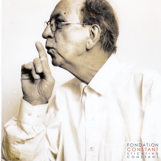 Portrait of Constant in front of a painting photo by Esmé van Bokhoven