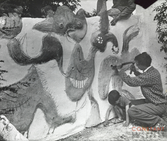 1949 Constant werkt aan een relief van de tuinmuur van Jorgen Nash in Tibirkelunde-2