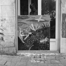 Constant with Luchtaanval (1951), photo Violet Cornelisse, 1951