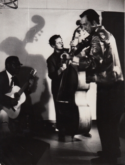 Constant playing violin with Julian Coco on guitar and Pieter van de Staak on bass, 1961