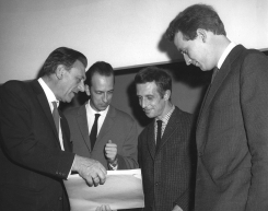 Constant & Aldo van Eyck receive Sikkensprijs, 1961