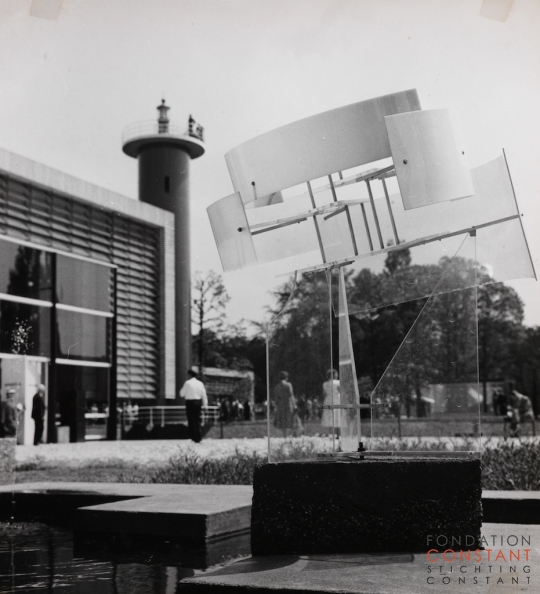 Construction in geel en wit in front of the Dutch Pavillion, 1958