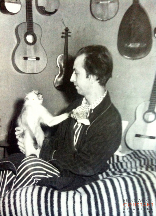 Constant Nieuwenhuys with his monkey Jocko in 1961