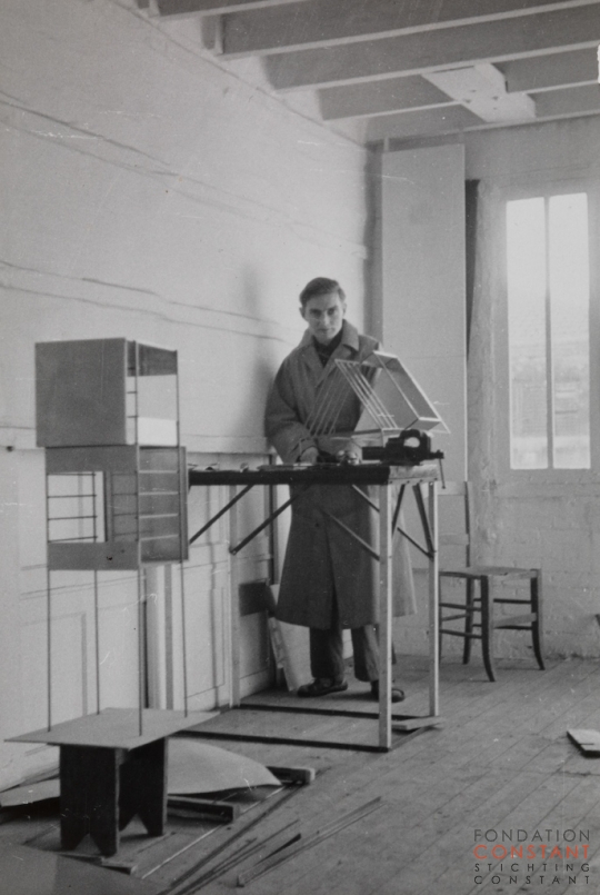 Constant Nieuwenhuys-Stephen Gilbert in his studio, 1953