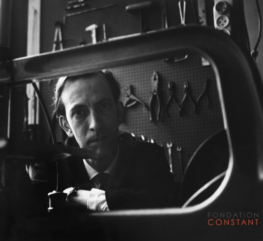 Constant Nieuwenhuys-Constant in zijn atelier Henri Polaklaan, Amsterdam, 1958