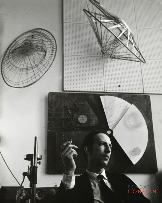 Constant Nieuwenhuys-Constant in his studio in the Henri Polaklaan, 1959