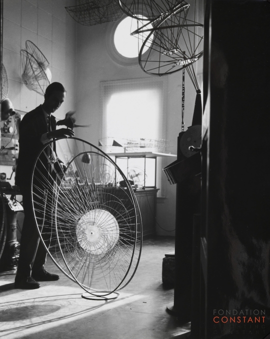 Constant Nieuwenhuys-Constant with parrot at his studio, 1962