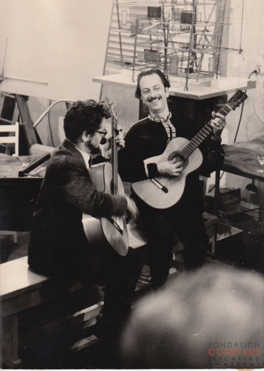 Pieter van de Staak and Constant playing guitar, 1965 ca | Photo Kurt Meier