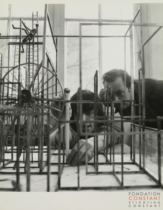 Constant Nieuwenhuys-Victor and Constant with the Ladderlabyrinth, 1966