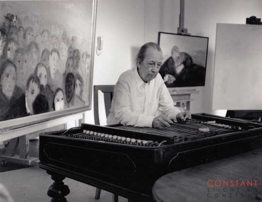 Constant Nieuwenhuys-Constant playing his cymbalom, 1997