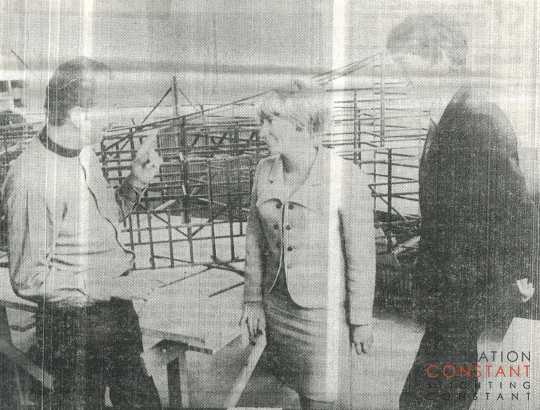 Constant Nieuwenhuys met Betty van Garrel en Rem Koolhaas, 1966