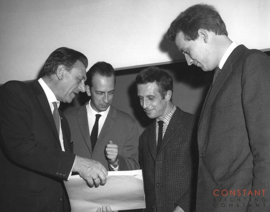Constant Nieuwenhuys and Aldo van Eyck receive the Sikkens Award, 1960