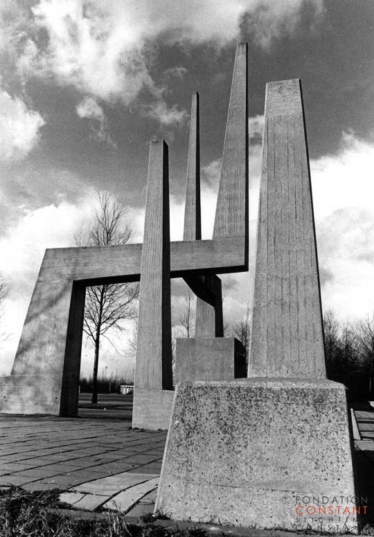 Gate marking the entrance of sportspark Ookmeer by Constant Nieuwenhuys, 1963