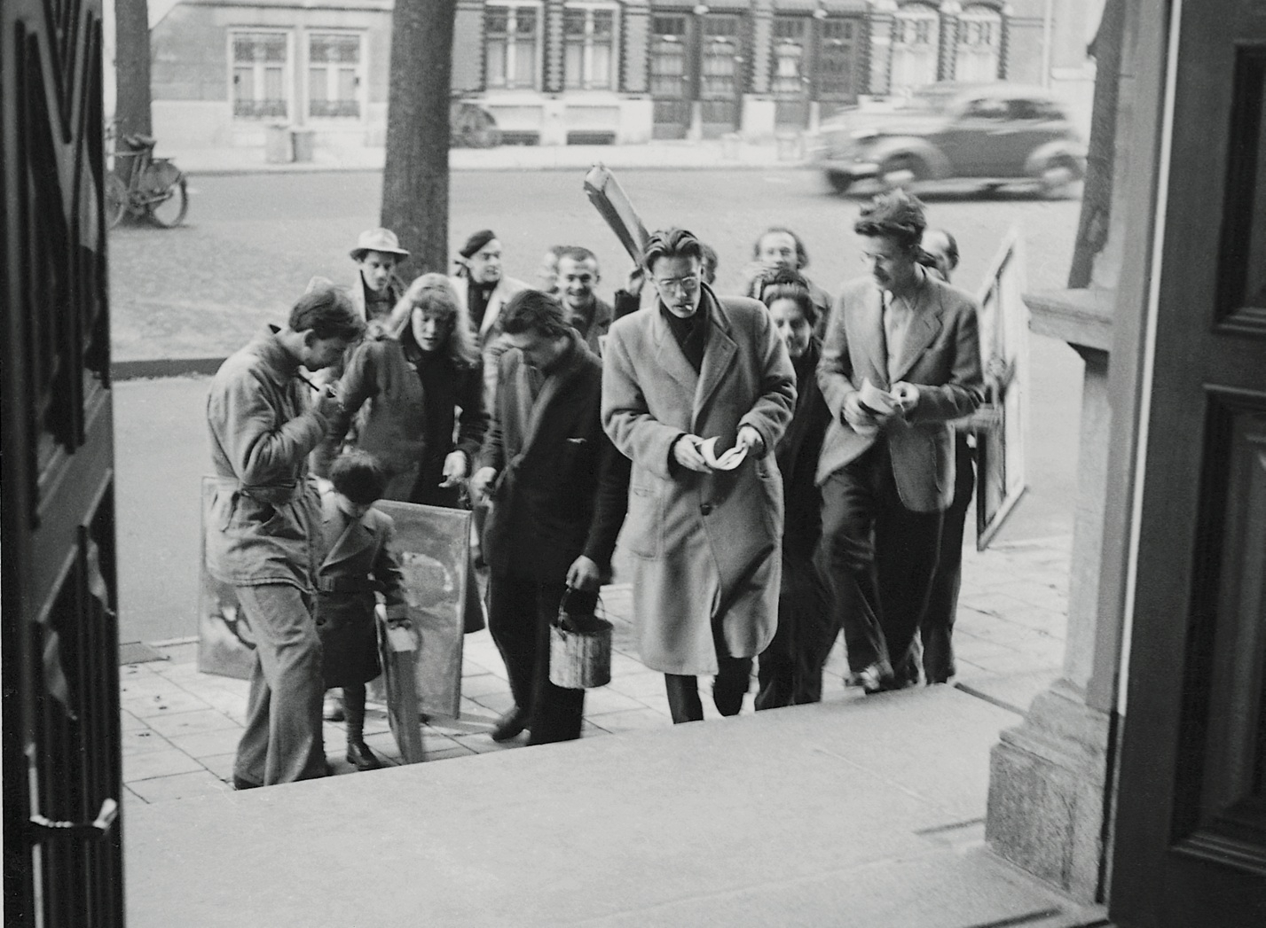 Artists arrive at the SMA with their work, 1949