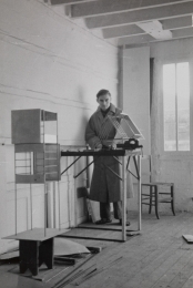 Constant Nieuwenhuys-Stephen Gilbert in his studio, 1953