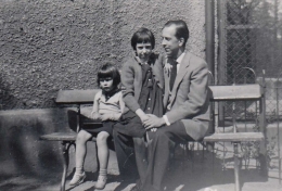 Constant with Eva and Martha on his knee