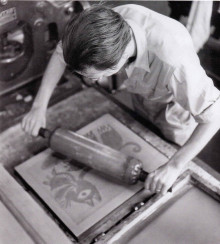 Constant making a litho, proof print of Kat