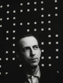 Constant Nieuwenhuys-Constant in front of 158 Blokjes, ca 1959