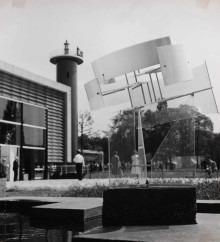 Constructie geel en wit voor het Nederlands Paviljoen Expo Brussel