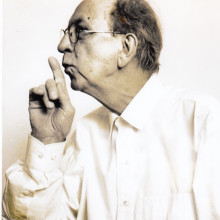 Portrait of Constant in front of a painting photo by Esmé van Bokhoven