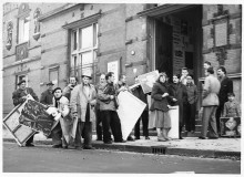 Cobra artists arrive with their work for the Cobra expositie at the museum, 1949