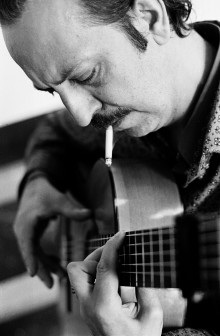 Constant Nieuwenhuys playing the guitar, 1961   