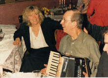 Constant plays the accordion next to Gertie Bierenbroodspot