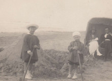 Postcard with Constant, Jantje and their parents on the beach in Zandvoort